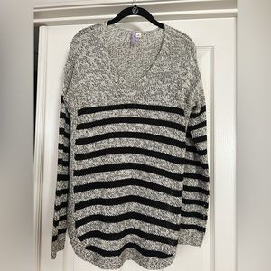 V neck sweater size M